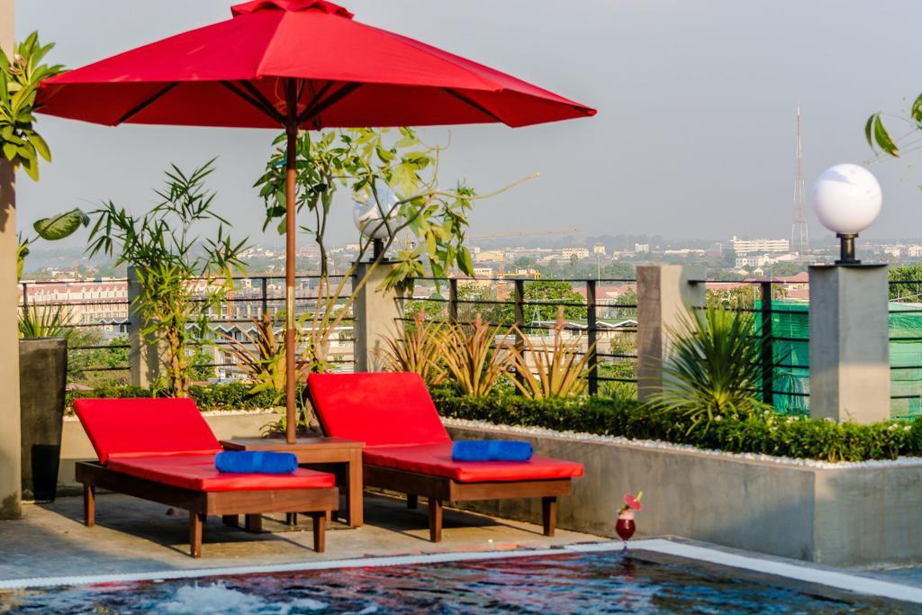 Diamond Palace Resort & Sky Bar Phnom Penh Esterno foto