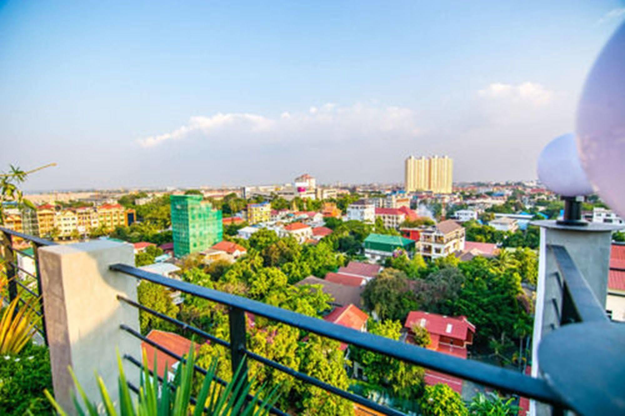 Diamond Palace Resort & Sky Bar Phnom Penh Esterno foto
