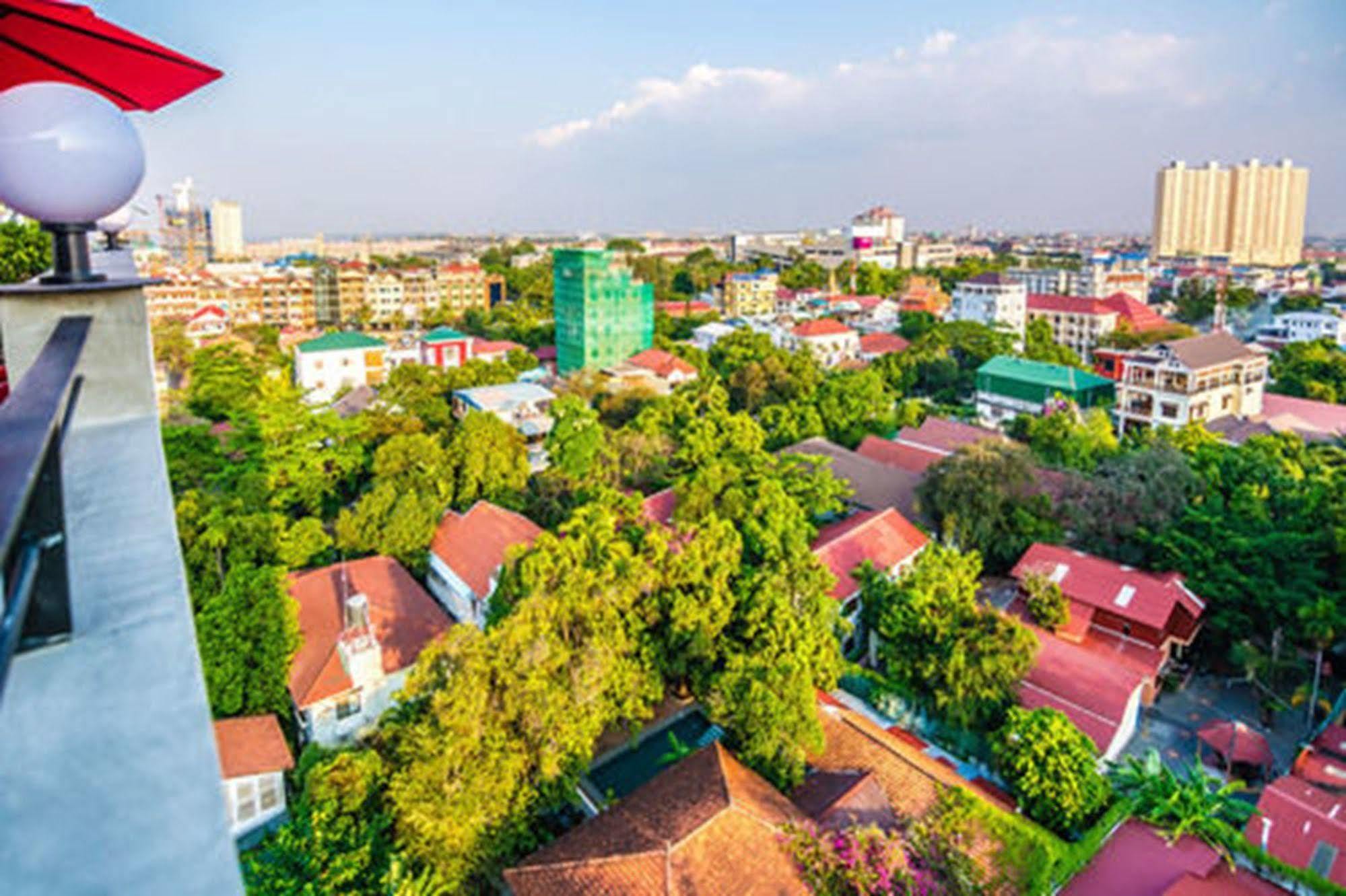 Diamond Palace Resort & Sky Bar Phnom Penh Esterno foto