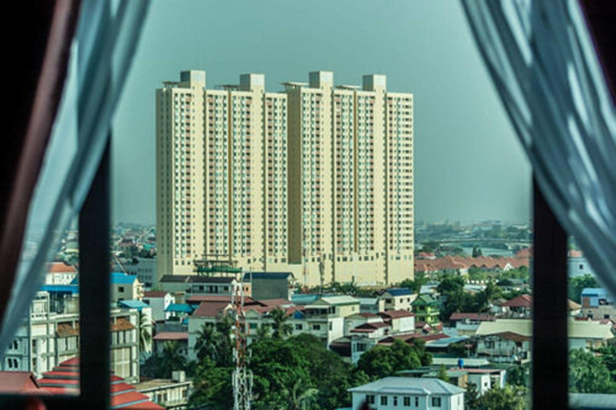 Diamond Palace Resort & Sky Bar Phnom Penh Esterno foto