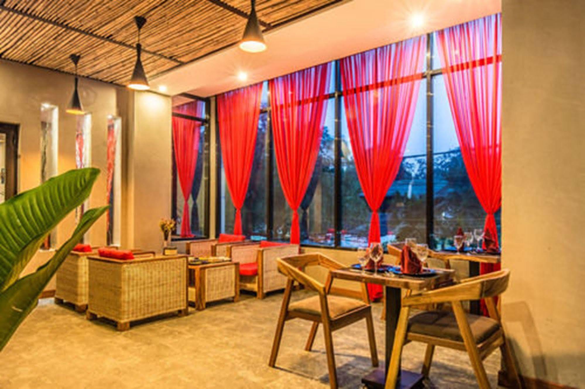 Diamond Palace Resort & Sky Bar Phnom Penh Esterno foto