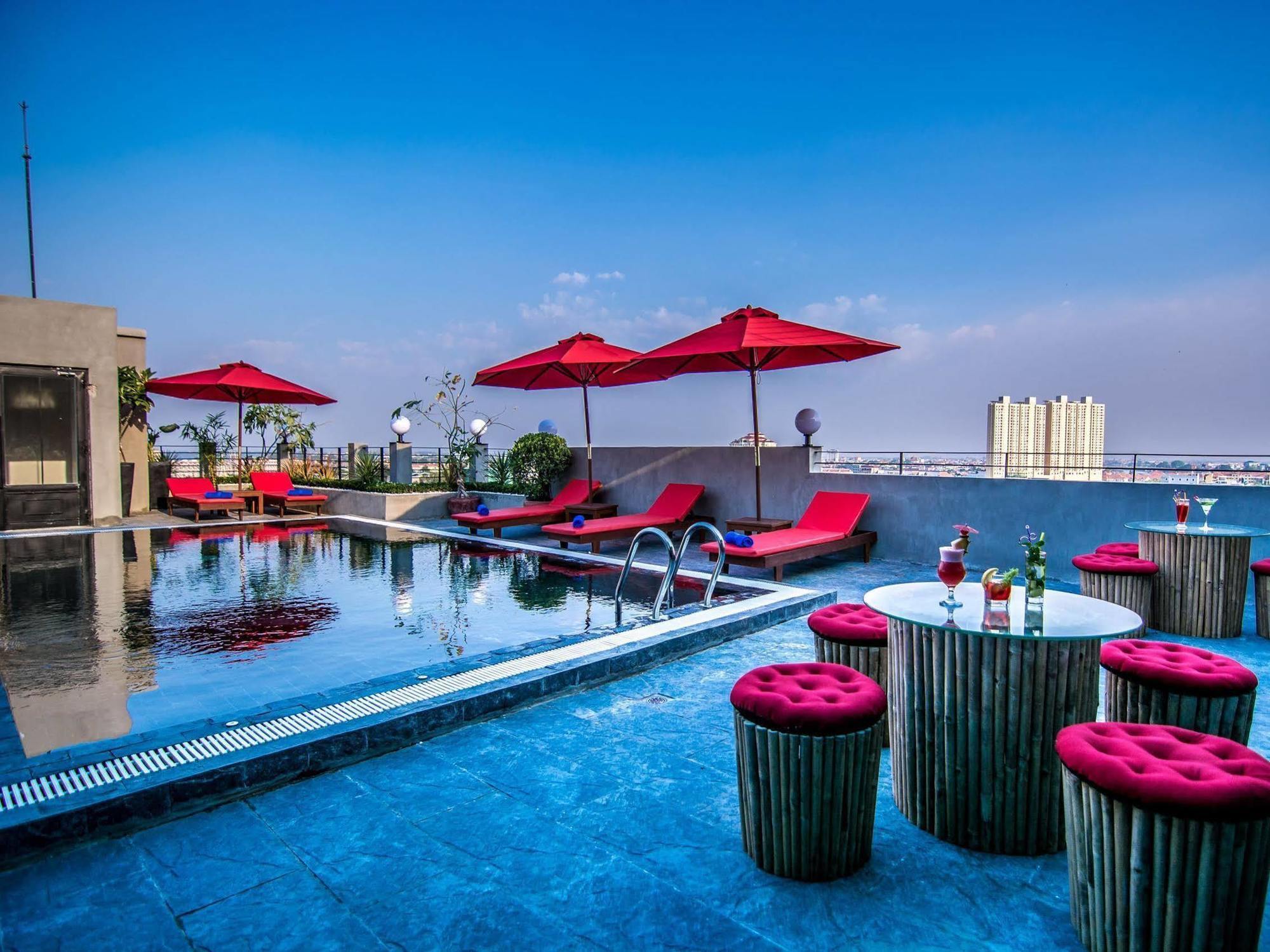 Diamond Palace Resort & Sky Bar Phnom Penh Esterno foto