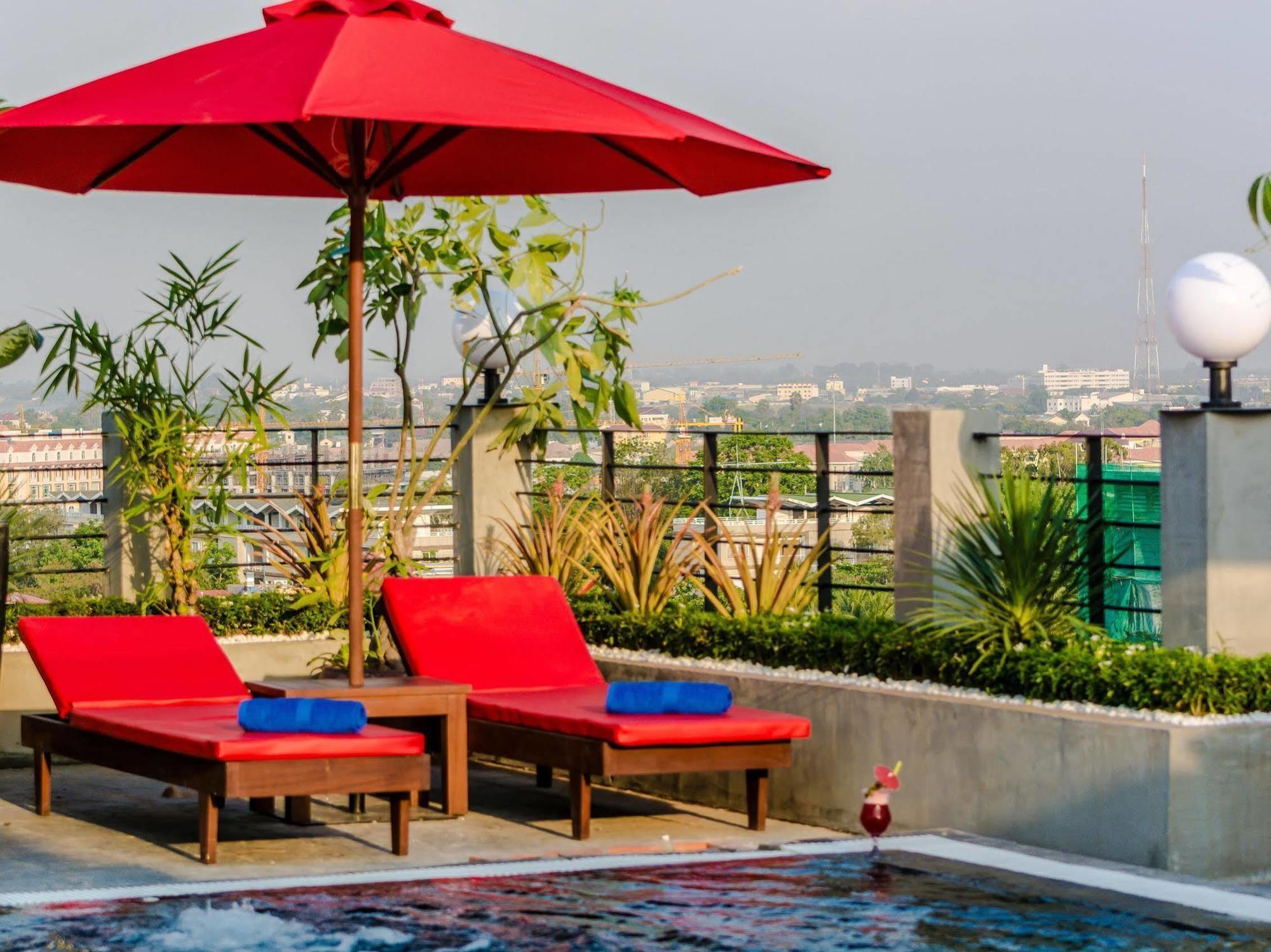 Diamond Palace Resort & Sky Bar Phnom Penh Esterno foto