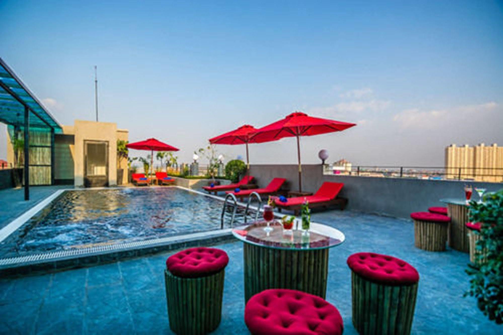 Diamond Palace Resort & Sky Bar Phnom Penh Esterno foto