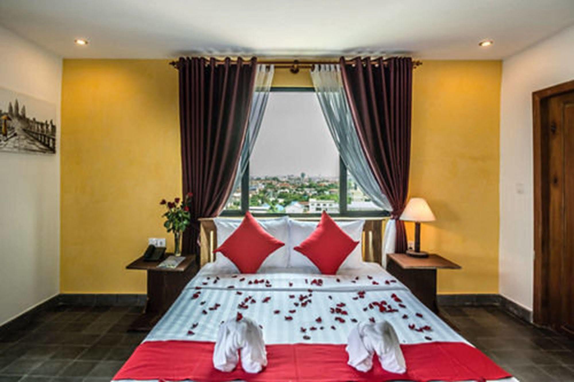 Diamond Palace Resort & Sky Bar Phnom Penh Esterno foto