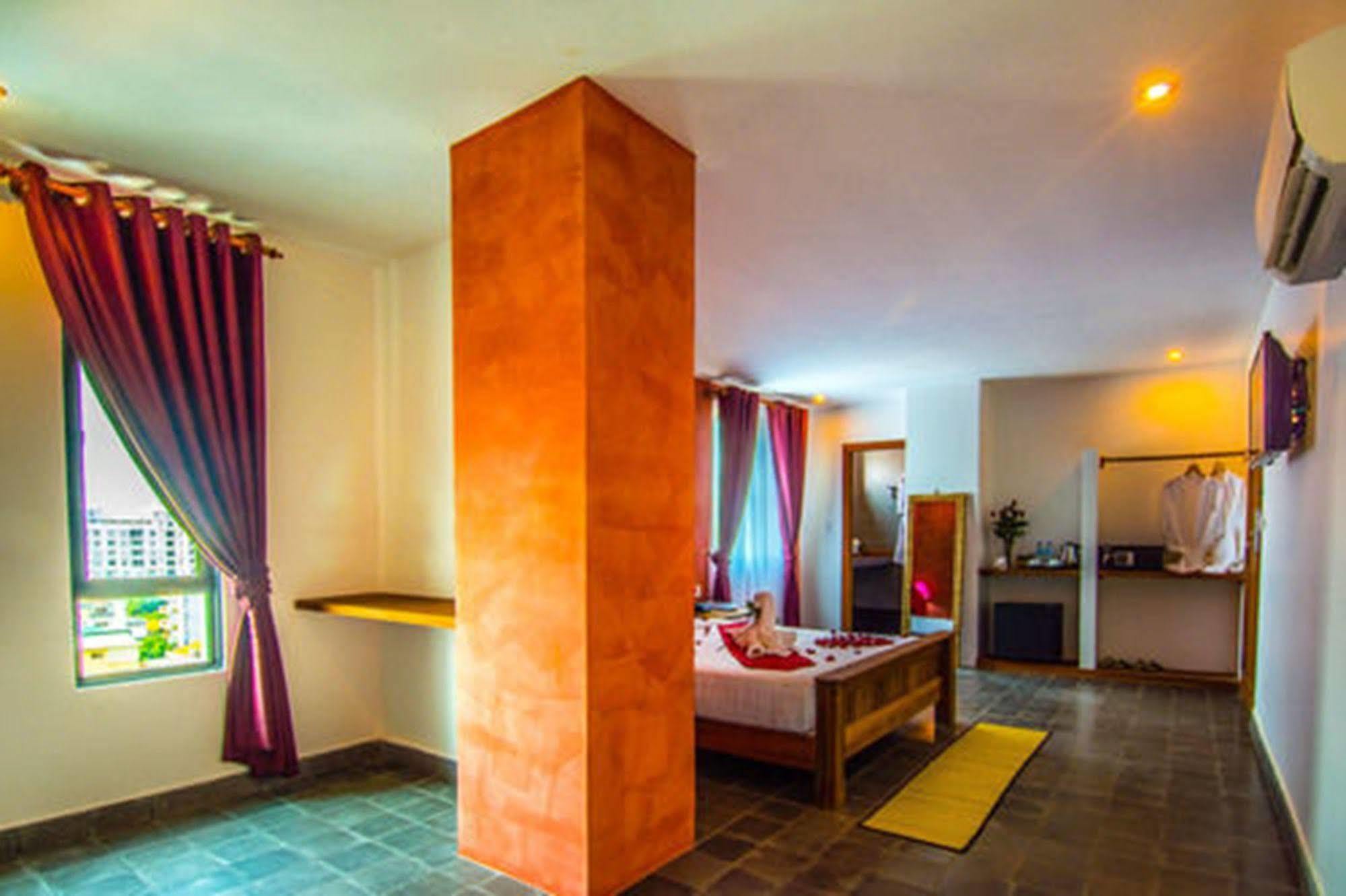 Diamond Palace Resort & Sky Bar Phnom Penh Esterno foto
