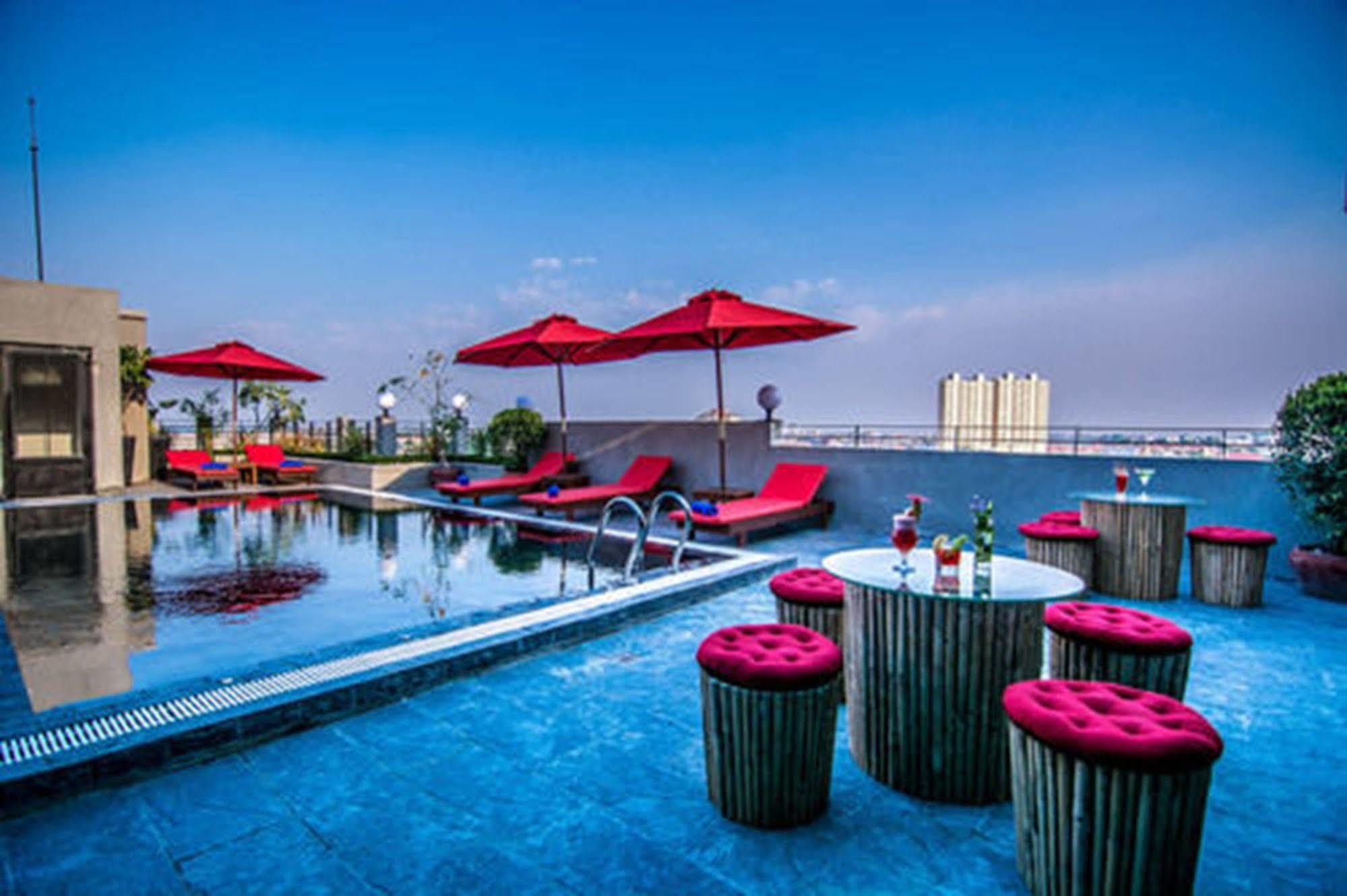 Diamond Palace Resort & Sky Bar Phnom Penh Esterno foto